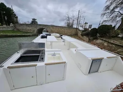 a white boat with a kitchen on the water at BATEAU NAVYLIS Croisière in Capestang