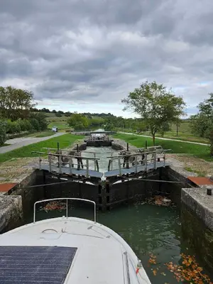 a boat is docked in a lock on a canal at BATEAU NAVYLIS Croisière in Capestang