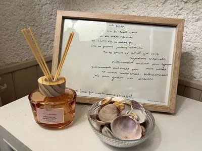a picture and a bowl of clams and a jar of garlic at Appartement bord de mer in Port-la-Nouvelle