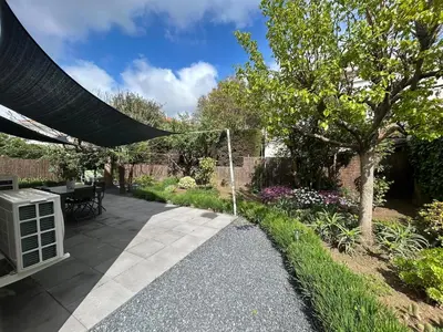 a patio with a hammock in a garden at Appartement 2 chambres proche centre ville avec jardin in Narbonne