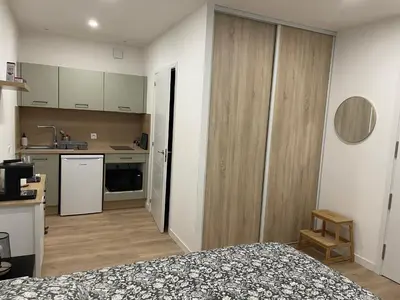a room with a kitchen and a bed in a room at Studio rénové pour 2 personnes - centre ville in Carcassonne