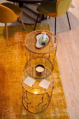 a table and two chairs on a rug at l'écrin du désir in Capestang