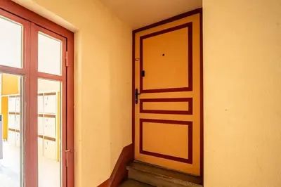 an open door in a room with a window at Chez le Golfeur - Cœur & Vignes in Carcassonne