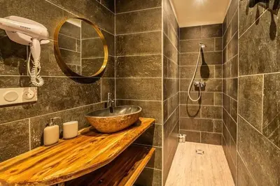 a bathroom with a bowl sink and a shower at Chez le Golfeur - Cœur & Vignes in Carcassonne