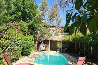 a house with a swimming pool in the yard at Cigale piscine et jardin sans vis à vis in Fontcouverte