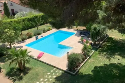 an overhead view of a swimming pool in a yard at Gîte Studio Les Oliviers in Narbonne