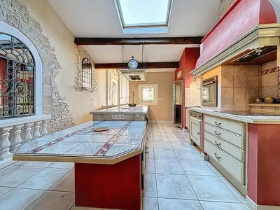 a kitchen with a large island in the middle at Le Mirabeau - Appartement bourgeois - Terrasse 80m2 - Wifi et Climatisation in Narbonne