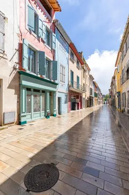 an empty street in an old town at Le Gite Vegetal Cite Wifi Machine a laver 2 personnes in Carcassonne