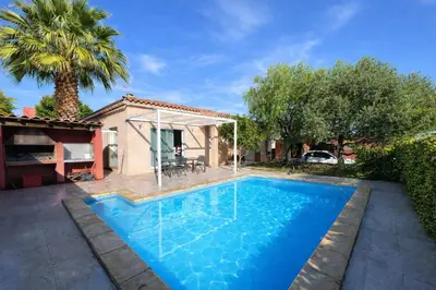 a swimming pool in the backyard of a house at Grande maison familiale, spacieuse et confortable in Espira-de-lʼAgly