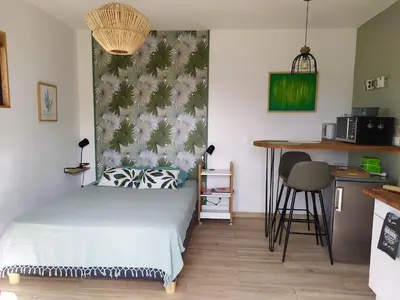 a small bedroom with a bed and a kitchen at Studio terrasse au calme près de Narbonne in Montredon