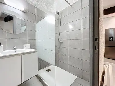 a bathroom with a shower and a sink at Le Baudinet - Studio - Centre Ville - Rez-de-Chaussée in Narbonne