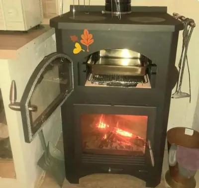 a stove in a kitchen with a oven at Maison au pied de la Montagne Noire proche Carcassonne in Cassagnolles