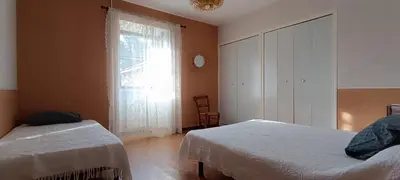 a bedroom with two beds and a window at Grand gîte proche des lacs in Prémian