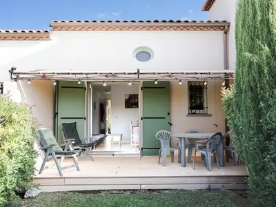 a patio with a table and chairs at PMinervois I N02 Villa 3P6 in Homps