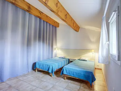 two beds in a room with a window at PMinervois I N02 Villa 3P6 in Homps