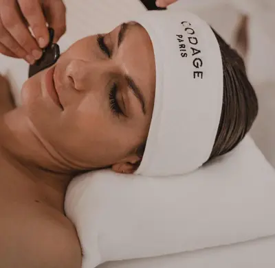a woman getting her hair cut with a headband at Villa Roubia Hôtel et Spa in Roubia