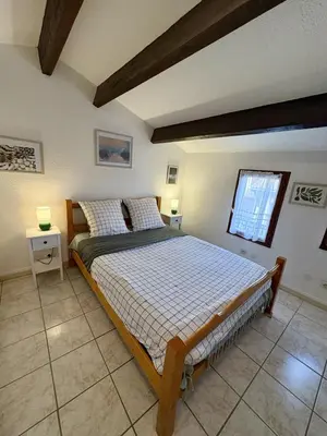 a bedroom with a large bed in a room at Pavillon moderne & spacieux - accès direct plage in Gruissan