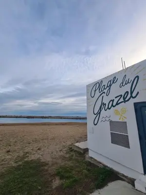 a sign that says dip dye chapel on a beach at Pavillon moderne & spacieux - accès direct plage in Gruissan
