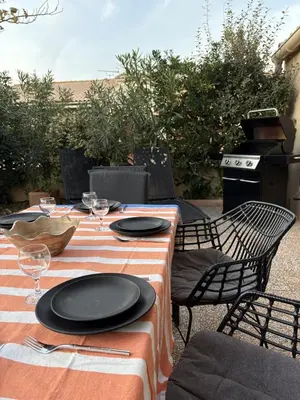 a table with black plates on top of it at Pavillon moderne & spacieux - accès direct plage in Gruissan