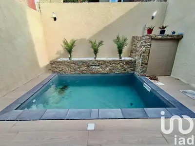 a small swimming pool with plants in a building at Maison de ville - Les Grands Buffets in Narbonne