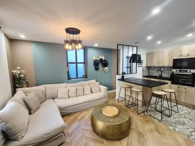 a living room with a couch and a table at Appartement l'Atelier Cosy in Narbonne