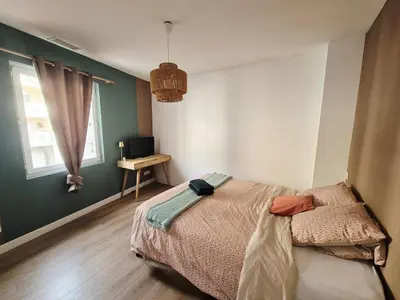 a bedroom with a bed and a window at Appartement l'Atelier Cosy in Narbonne