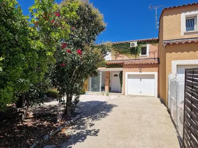 a house with a driveway and a garage at Maison narbonne in Narbonne