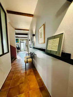 a hallway with a bench in a room at Maison de village avec piscine 8 personnes in Ouveillan