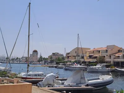 a bunch of boats are docked in a harbor at Marina au bord de l'eau accès direct port in Gruissan