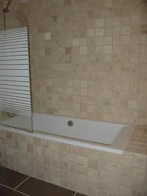 a bath tub in a bathroom with a window at Gite La Grange, climatisée, vue sur le château de Peyrepertuse in Rouffiac-des-Corbières