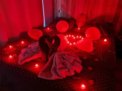a bed with red lights and hearts on it at La parenthèse Carcassonnaise - 4 voyageurs - Terrasse - Proche cité médiévale in Carcassonne