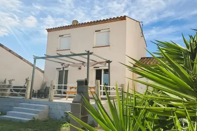 a white house with a fence in front of it at La Saline maison familiale avec jardin in Lapalme
