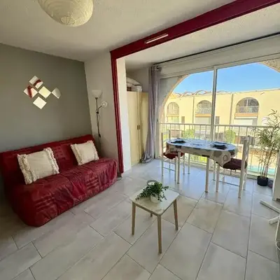 Studio à deux pas du port avec piscine