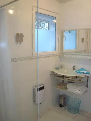 a bathroom with a shower and a sink at Maison dans un écrin de verdure in Sorèze