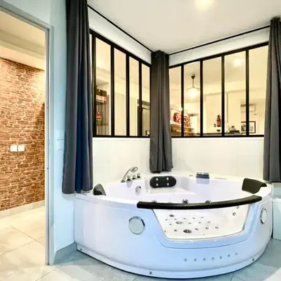 Loft jacuzzi à 8 min des Grands Buffets et du centre-ville