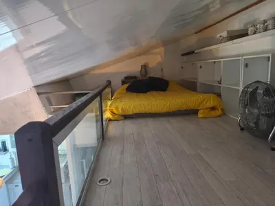a bed in the middle of a tiny house at Gruissan : T2 Climat. et Parking Proche Village - FR-1-796-96 in Gruissan