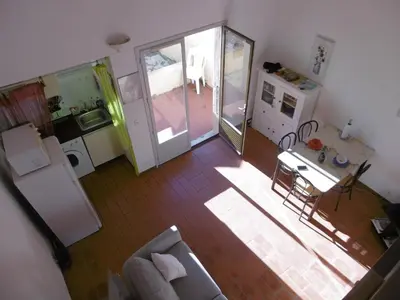 an overhead view of a living room with a couch and a kitchen at Gruissan - Villa 6 Pers - Terrasses - Secteur Calme - FR-1-796-102 in Gruissan