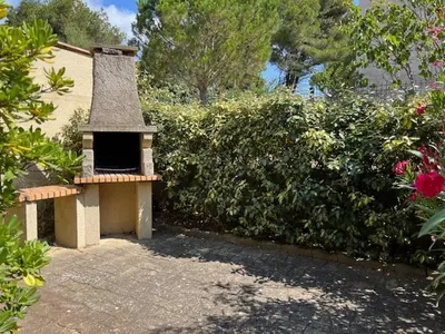 a bird house sitting in the middle of a garden at Gruissan - Villa 6 Pers - Terrasses - Secteur Calme - FR-1-796-102 in Gruissan