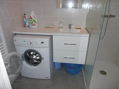 a small bathroom with a washing machine and a sink at Villa T4 8 pers proche plage Grazel, parking privé et terrasse - FR-1-796-98 in Gruissan