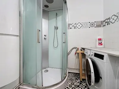 a bathroom with a shower and a washing machine at Le Brooklyn - Appartement rez de chaussée - Wifi in Narbonne