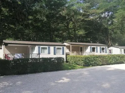 a row of mobile homes parked in front of a driveway at Mobil-home 6 Pers avec Terrasse à Axat - API-1-52-973 in Axat