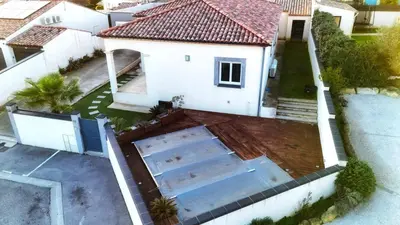 an overhead view of a house with a swimming pool at Maison vacances avec piscine Pennautier in Pennautier