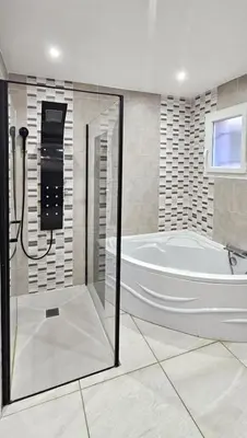 a large bathroom with a tub and a shower at Maison vacances avec piscine Pennautier in Pennautier