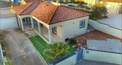 an overhead view of a house with a roof at Maison vacances avec piscine Pennautier in Pennautier