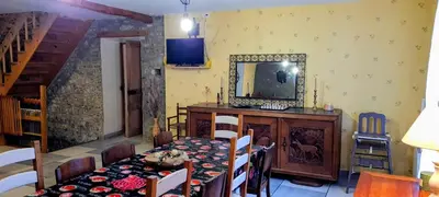 a dining room with a table and a mirror at Gîte La Bastide Saint-Roc Haute Vallée de l'Aude in Antugnac