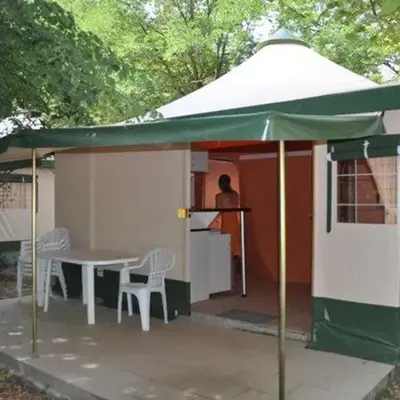 Bungalow toilé avec terrasse jusqu'à 5 personnes - API-1-52-1480