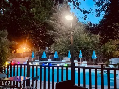 a street light next to a pool at night at Lodge 22m² avec Terrasse - Pour 5 Personnes - API-1-52-1500 in Camon