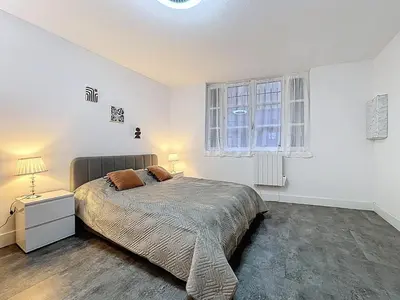 a bedroom with a large bed and a window at Le Flatters - studio en hyper centre - Proche des Halles in Narbonne