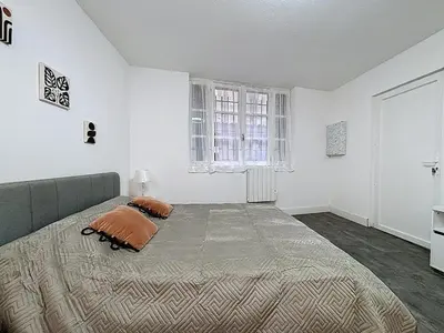 a bedroom with a bed and a window at Le Flatters - studio en hyper centre - Proche des Halles in Narbonne