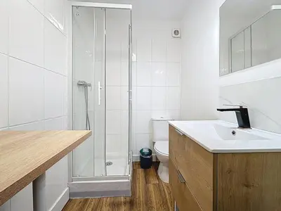 a bathroom with a shower and a sink and a toilet at Le Flatters - studio en hyper centre - Proche des Halles in Narbonne